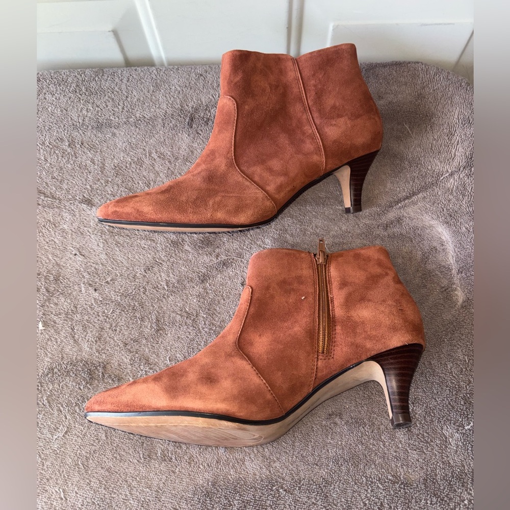 Clarks brown suede kitten heel ankle boots size 9 - Picture 4 of 6